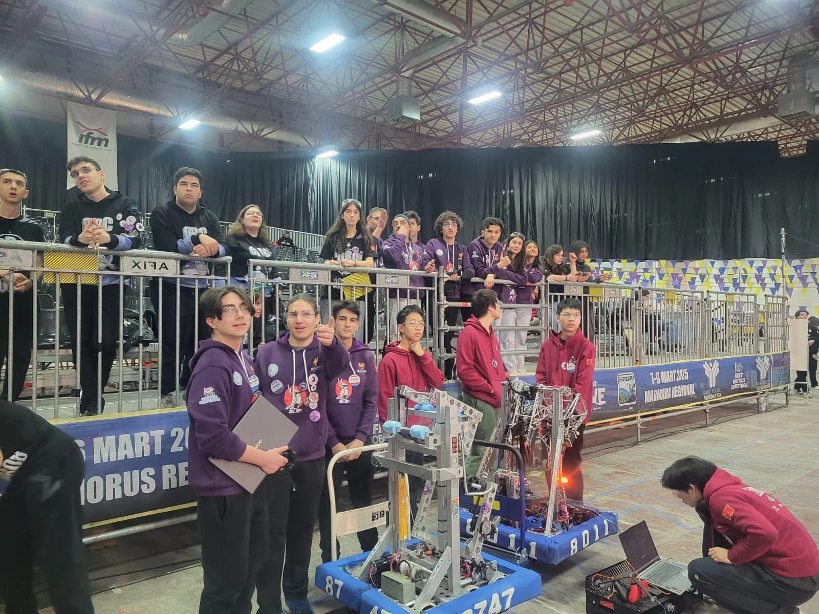 Yarışma alanında robotuyla takımımız