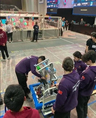 Robot üzerinde çalışan takım üyeleri